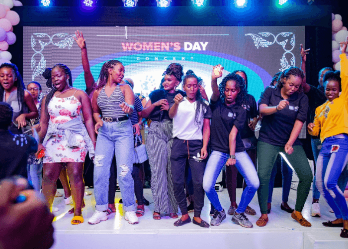 Women's day - University students dancing with female artist, Fille