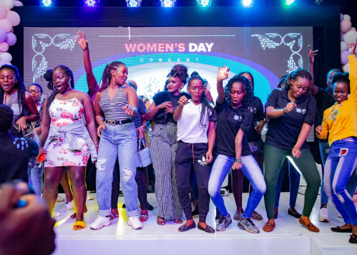 Women's day - University students dancing with female artist, Fille